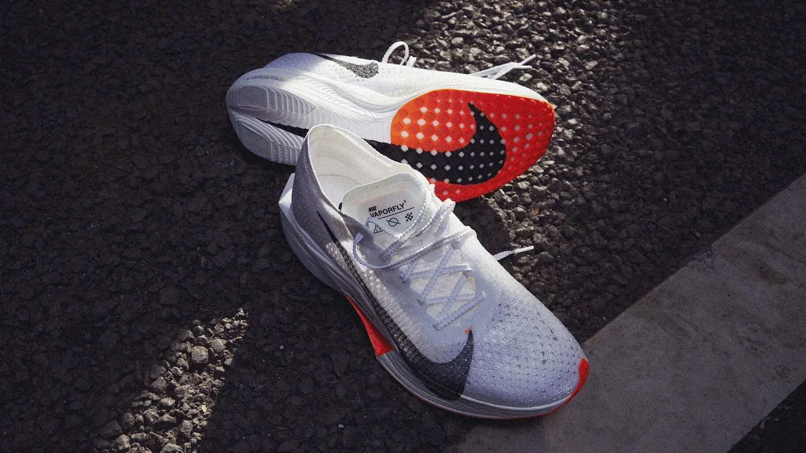 Nike Vaporfly 3, пара кроссовок на асфальте